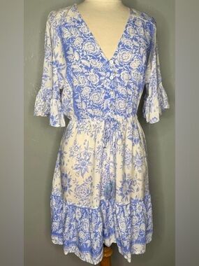 Label of Love brand white dress with a blue floral pattern size Medium